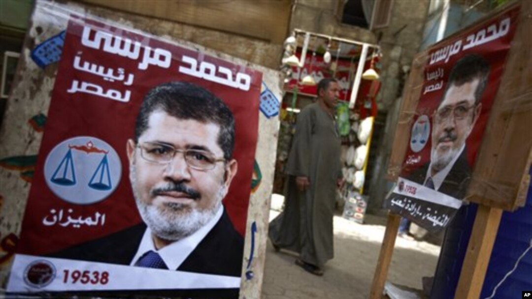 Poster kandidat presiden Ikhwanul Muslimin, Mohamed Morsi, yang diklaim unggul dari kandidat lainnya pada perhitungan awal pilpres di Mesir (24/5).