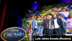 Penyanyi Kolombia Carlos Vives berfoto bersama para aktor yang mengisi suara karakter dalam film "Encanto", di Bogota, Kolombia 10 November 2021. (Foto: REUTERS/Luis Jaime Acosta)