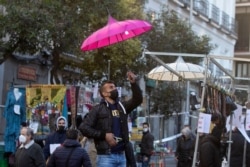 Un vendedor prepara su puesto en el mercadillo del Rastro en Madrid, España, el domingo 22 de noviembre de 2020. El emblemático lugar reabrió tras un contencioso cierre de 8 meses a causa del COVID.