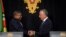 Le président portugais Marcelo Rebelo de Sousa avec son homologue mozambicain Filipe Nyusi lors d'une conférence de presse au palais de Belém à Lisbonne au début de sa visite officielle, au Portugal, le 2 juillet 2019.