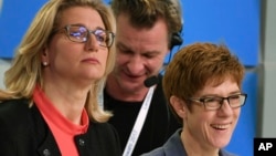 基督教民主联盟候选人克兰普-卡伦鲍尔(右)参加电视辩论(2017年3月26日)