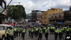 Tropas de la Guardia Nacional toman control de la plaza principal del barrio de Petare, en Caracas, donde ocurría un saqueo el jueves 9 de junio.