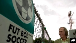 ARCHIVO - César Luis Menotti, de Argentina, es visto tras su presentación como nuevo entrenador del equipo de fútbol Tecos en Guadalajara, México, el miércoles 29 de agosto de 2007.