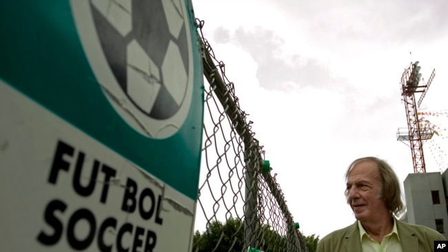 ARCHIVO - César Luis Menotti, de Argentina, es visto tras su presentación como nuevo entrenador del equipo de fútbol Tecos en Guadalajara, México, el miércoles 29 de agosto de 2007.