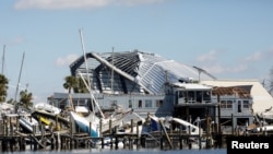 Sebuah marina di Matanzas Pass hancur setelah badai Ian menerjang dan menghancurkan sejumlah bangunan di wilayah pesisir Fort Myers. Florida. Foto diambil pada 1 Oktober 2022. (Reuters/Marco Bello)