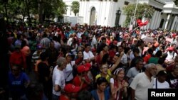 Enojados partidarios del presidente de Venezuela Nicolás Maduro se reunieron afuera del edificio de la Asamblea Nacional el jueves y trataron de impedir el ingreso de los asambleistas. Octubre 27, 2016