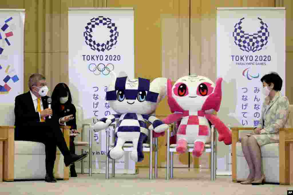 토마스 바흐 국제올림픽위원회 위원장이 일본 도쿄에서 고이케 유리코 도쿄 도지사와 회담하고 있다. 바흐 위원장은 스가 요시히데 일본 총리와 면담을 한 뒤 기자회견을 갖고 내년으로 연기된 올림픽 경기에 참석하는 선수들이 신종 코로나바이러스 감염 예방 접종을 해야 한다고 밝혔다. 