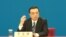 李克强总理3月13日在中国人大会议闭幕后举行的中外记者招待会上(美国之音 东方拍摄)

