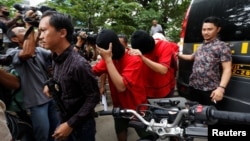 Polisi mengamankan para tersangka dalam penggerebekan di sebuah sauna gay di Jakarta, 9 Oktober lalu (foto: dok). 