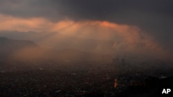 La neblina y el humo se ciernen sobre La Paz, Bolivia, el miércoles 27 de septiembre de 2023. 