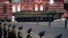 Arhiva - Sistem balističkih raketa RS-24 Jars ruske vojske kreće se preko Crvenog trga, tokom vojne parade u čast 75. godišnjice sovjetske pobede nad nacističkom Nemačkom u Drugom svetskom ratu, u Moskvi, 24. juna 2020.