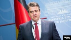 Menlu Jerman, Sigmar Gabriel berkunjung ke ibukota Albania, Tirana.