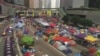 香港街头抗议学生拒绝三子撤退呼吁