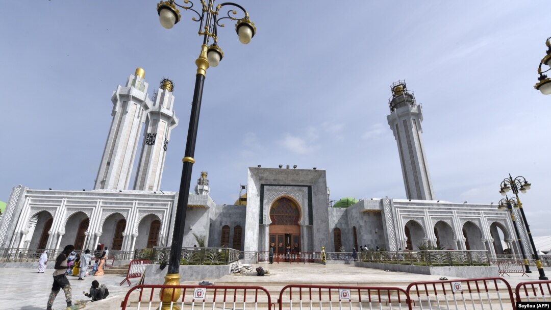 Orang-orang berkeliaran di esplanade Masjid Agung Mourides di Dakar, pada 25 September 2019 sebelum peresmian yang berlangsung pada 27 September 2019. (Foto: AFP / Seyllou)
