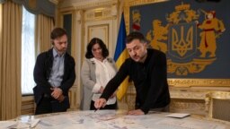 Президент України Володимир Зеленський показує журналістам Reuters карту стратегічних ресурсів і об’єктів під час інтерв’ю на тлі нападу Росії на Україну в Києві, Україна, 7 лютого 2025 року. REUTERS/Валентин Огіренко