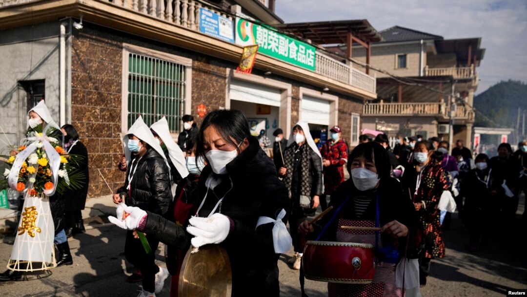Kerabat dan tetangga menghadiri pemakaman seorang perempuan bermarga Liu, di tengah wabah COVID-19, di sebuah desa di Tonglu County, Provinsi Zhejiang, China, 9 Januari 2023. (Foto: REUTERS/Aly Song)