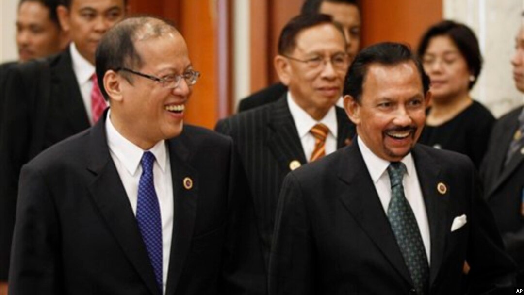 Quốc vương Brunei Hassanal Bolkiah (phải) và Tổng thống Philippines Benigno Aquino III đến dự hội nghị thượng đỉnh ASEAN lần thứ 9 tại thủ đô Bandar Seri Begawan của Brunei, thứ Năm ngày 25 tháng 4.