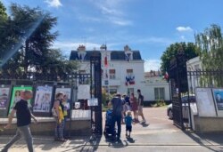 Voters head to city hall in Neuilly Plaisance, outside Paris, to cast their ballots, June 20, 2020. (Lisa Bryant/VOA)