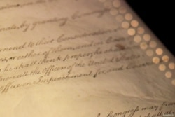 ARCHIVO: La palabra "Impeachment" (acusación), como está escrita en el Artículo II de la Constitución de Estados Unidos, se ve en exhibición en la Rotonda de las Cartas de la Libertad en el Museo de Archivos Nacionales en Washington, D.C.