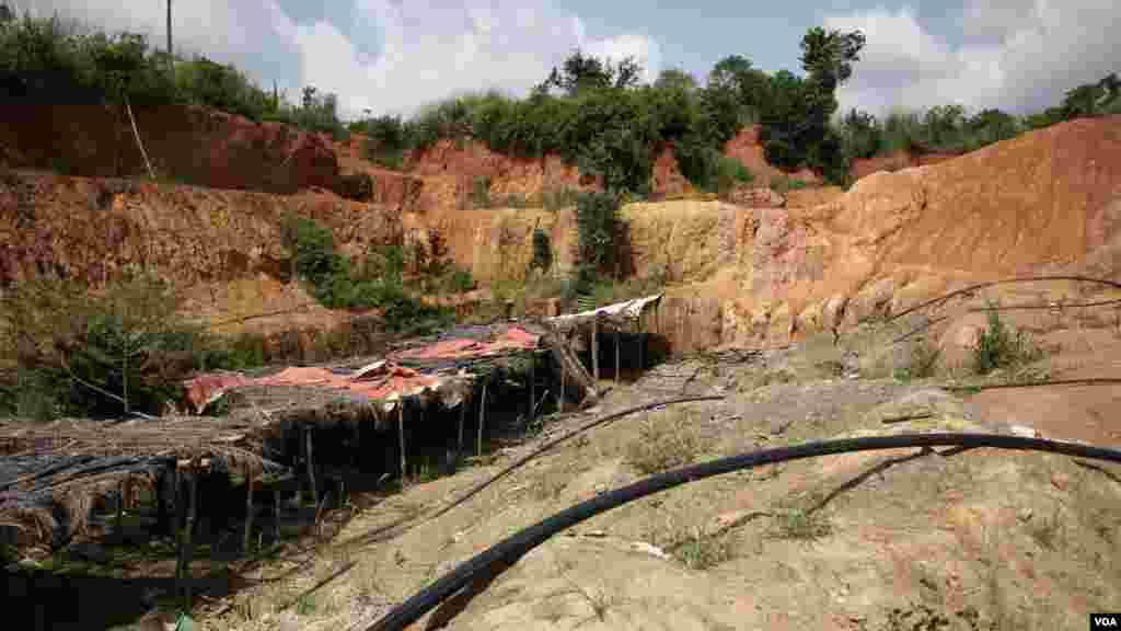 La petite mine d&rsquo;Atunso Cocoase à Atunsu, Ghana, prise en photo, &nbsp;le 16 octobre 2014 (Chris Stein / VOA) 