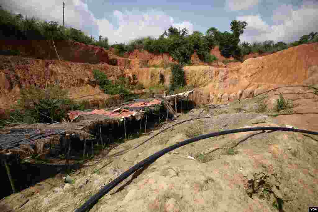 The Atunso Cocoase small-scale mine is pictured in Atunsu, Ghana, Oct. 16, 2014. (Chris Stein/VOA)