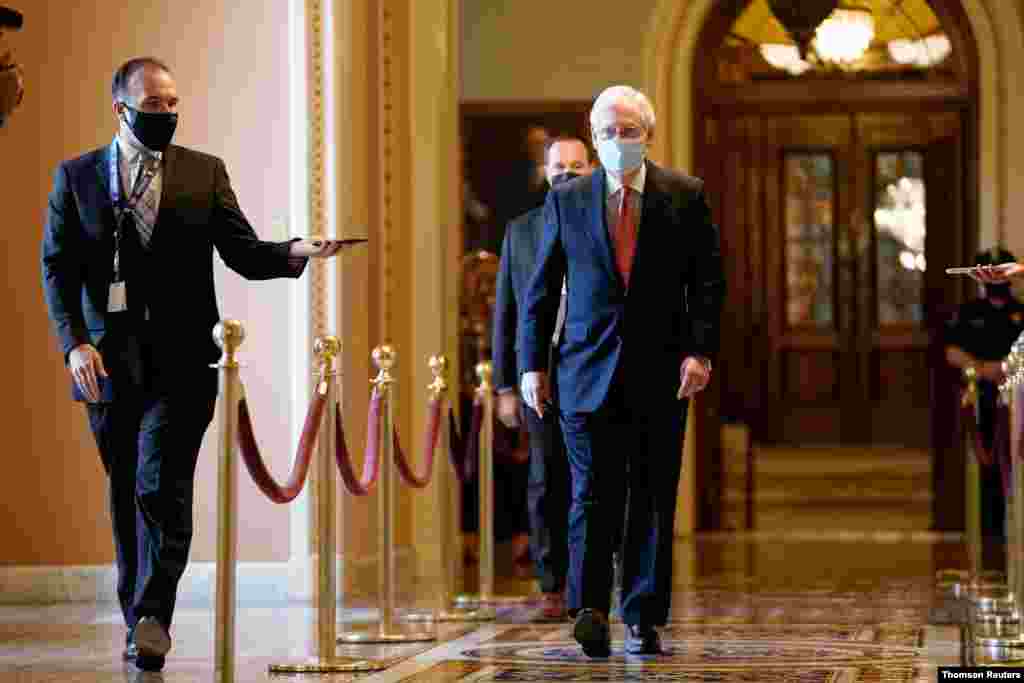 미치 맥코넬 미국 연방상원 공화당 대표(왼쪽)가 상원 회의장으로 향하고 있다. 미 의회 민주, 공화당은 &#39;코로나 대응 지원 법안&#39;에 합의했다.
