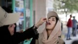 زن جوان در شهر صنعا در یمن، واکسن وبا دریافت می&zwnj;کند. جنگ داخلی در این کشور موجب افزایش بیماری ها از جمله وبا شده است.&nbsp;