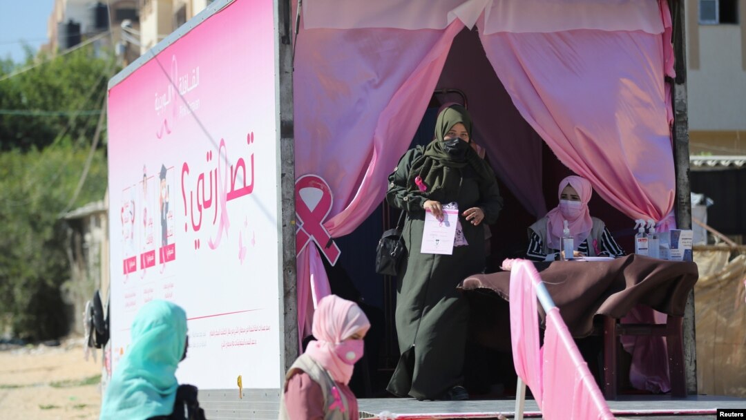 Seorang perempuan Palestina meninggalkan klinik keliling yang didirikan di sebuah truk setelah pemeriksaan payudara untuk deteksi dini kanker, di Khan Yunis, Jalur Gaza, 7 Oktober 2021. (REUTERS/Ibraheem Abu Mustafa)