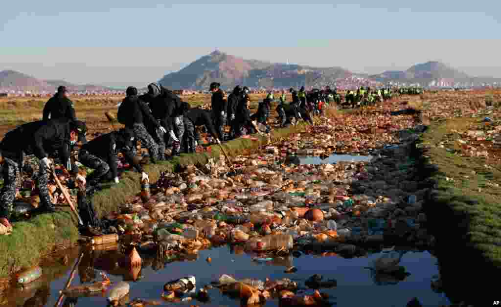 صدها داوطلب با پیوستن به پلیس در جمع‌آوری زباله‌های ریخته شده در رودخانه تاگارت در بولیوی، کمک کردند. 