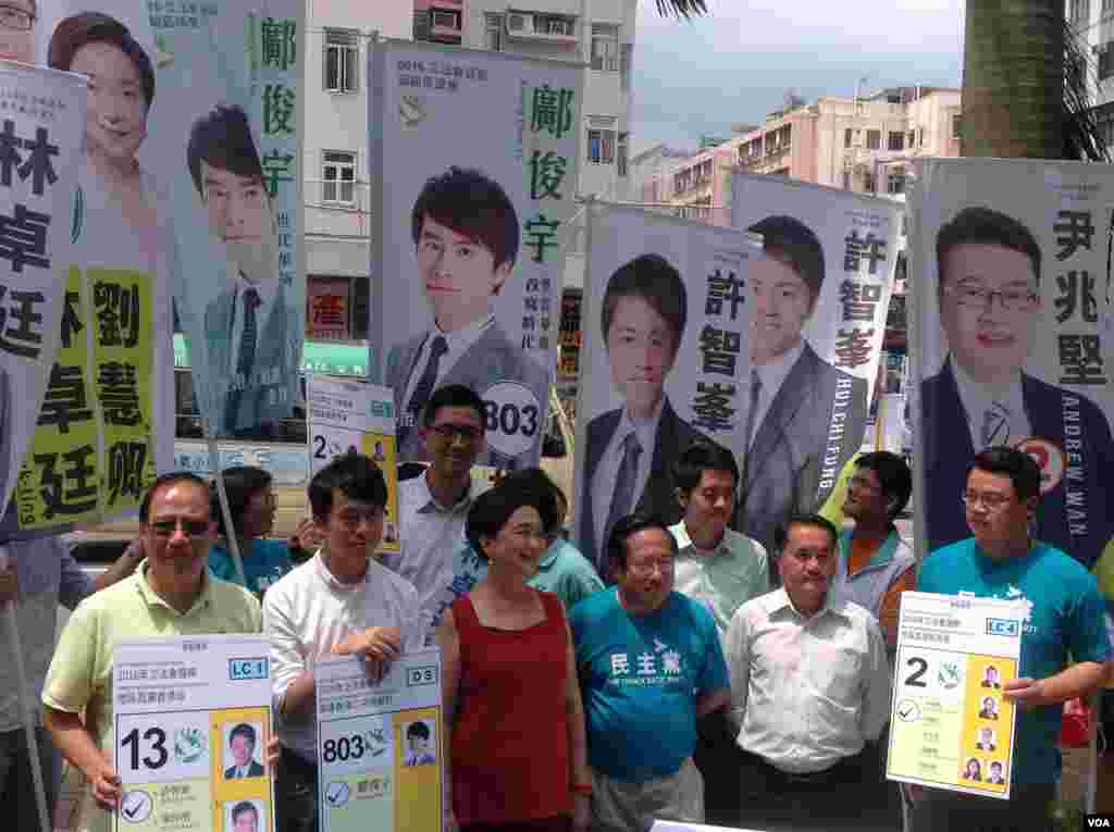 民主党在九龙大围地铁站外举行造势集会(美国之音海彦拍摄)