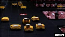 Robots sort parcels at the Hellenic Post's sorting centre in Kryoneri, Greece, October 4, 2021. Picture taken October 4, 2021. (REUTERS/Alkis Konstantinidis)