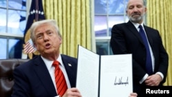 El presidente de Estados Unidos, Donald Trump, sostiene una orden ejecutiva firmada sobre aranceles a las importaciones de aluminio en la Oficina Oval de la Casa Blanca en Washington, Estados Unidos, el 10 de febrero de 2025. 