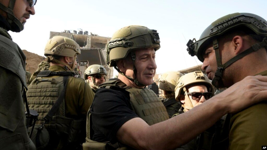 资料照片：以色列总理内塔尼亚胡在加沙地带视察以色列军队。(2023年11月26日）(photo:VOA)