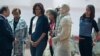 Ibu Negara AS Michelle Obama melihat-lihat prajurit dari tanah liat ketika berkunjung ke Museum Prajurit dan Kuda Tanah Liat Qinshihuang bersama kedua anak perempuannya, Malia dan Sasha, dan ibunya, Marian Shields Robinson, di Xi&#39;an, 24 Maret 2014. 