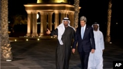 El emir Mohamed bin Zayed Al Nahyan camina junto al secretario de Estado, John Kerry, durante la visita de este último a Abu Dhabi, la capital de los EAU.