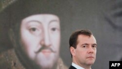 Medvedev, Prag'da, Çar Mikhail ile ilgili bir serginin açılış töreninde
