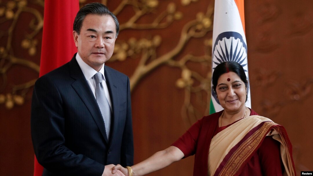 Ngoại trưởng Trung Quốc Vương Nghị bắt tay với người đồng cấp Ấn Độ Sushma Swaraj tại cuộc họp ở New Delhi, ngày 8/6/2014.
