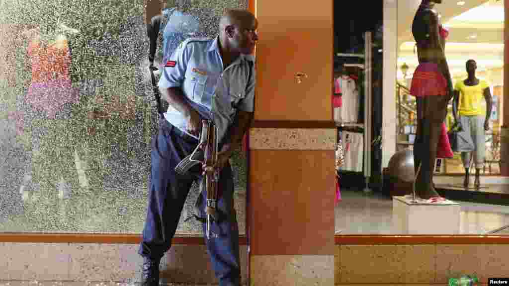 Polisi anajaribu kuhakikisha hakuna mshambuliaji katika eneo alofika baada ya shambulio ndani ya soko la Westgate Nairobi Sept. 20, 2013.