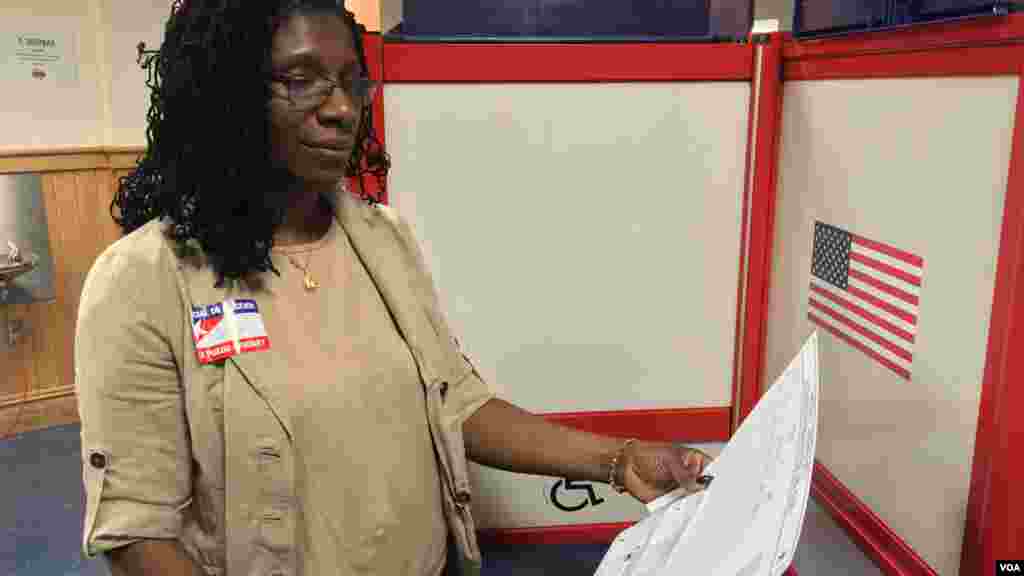 Ernestine Ncho-Mottoh, agent électoral&nbsp; d'origine ivoirienne, livre ses impressions quelques minutes avant la fermeture du bureau de vote&nbsp;New York, le 19 avril 2016. (VOA/Jacques Aristide)