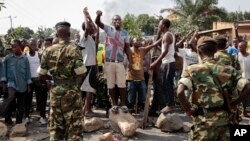 Milulu ya oposition liboso ya mampinga na district ya Mutarakura na Bujumbura, Burundi, 27 mai 2015.