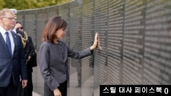 스틸 대사가 유엔기념공원 내 6.25 참전국 전사자 및 실종자 추모명비를 둘러보고 있다. (스틸 대사 페이스북)