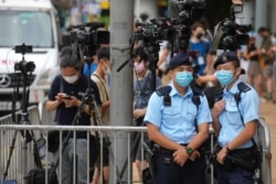 30일 홍콩 국가보안법으로 처음 기소된 퉁잉킷 씨의 선고 공판이 열린 법원 앞에 취재진이 모여있다.