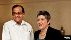 Mendagri India P Chidambaram berjabat tangan dengan Menteri Keamanan Dalam Negeri AS, Janet Napolitano di New Delhi (27/5).