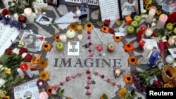 Recuerdos en un círculo con la palabra "Imagine" en él honran al fallecido John Lennon en Strawberry Fields de Central Park en Nueva York el 8 de diciembre de 2005.