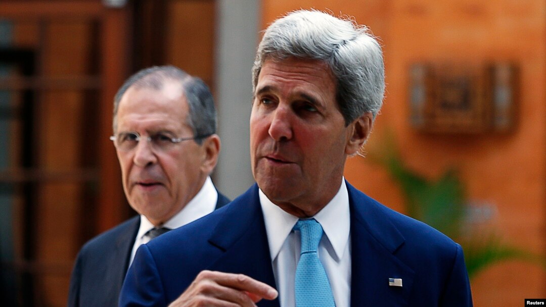 Menlu Rusia Sergey Lavrov (kiri) dan Menlu AS John Kerry menghadiri pertemuan bilateral di sela jadwal rapat KTT APEC di Nusa Dua, Bali (7/10).