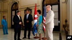 El canciller cubano, Bruno Rodríguez Parrilla (izquierda) recibe a los senadores estadounidenses (de izquierda a derecha) Jeff Flake, Susan Collins y Pat Roberts.