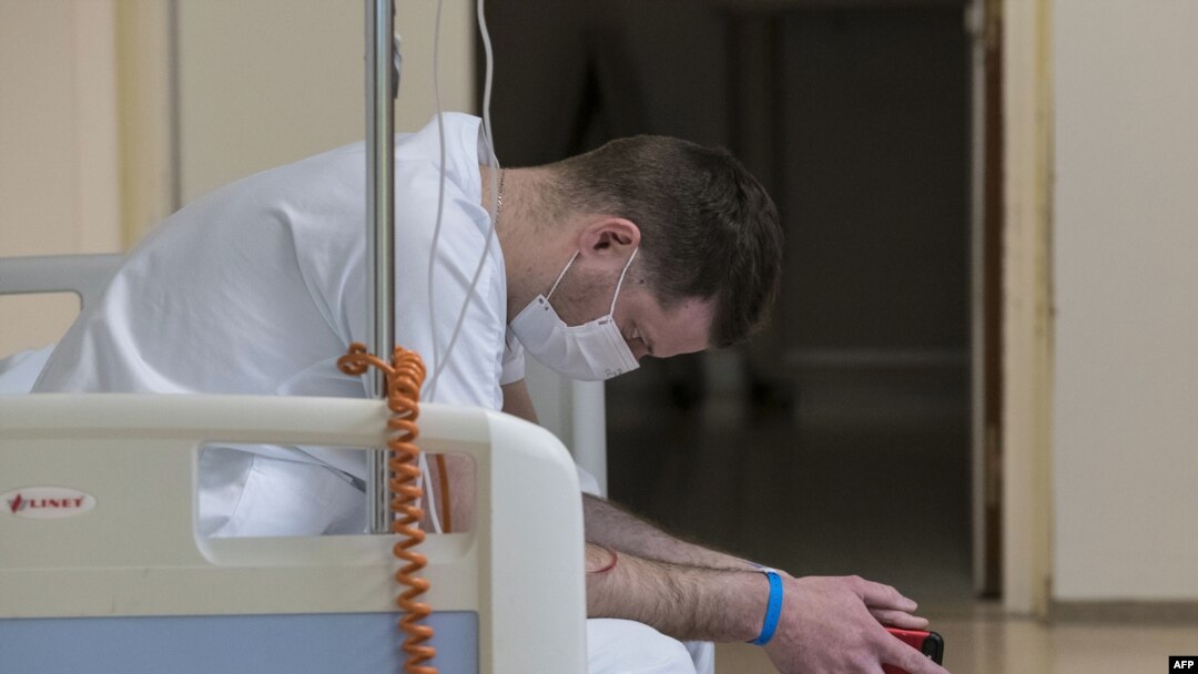 Arhiva, ilustracija - Medicinski radnik se odmara na hitnom odelenju u Francuskoj, 26. marta 2020. (Photo by SEBASTIEN BOZON / AFP)