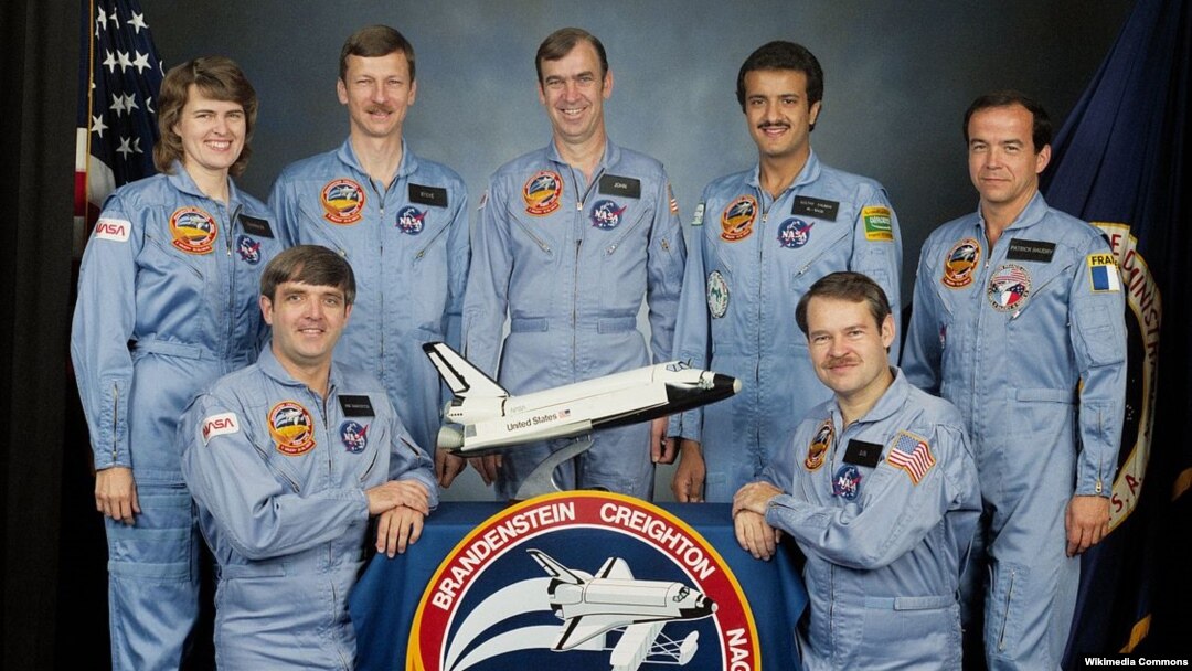 Pangeran Sultan bin Salman (belakang: kedua dari kanan) menjadi warga Arab dan Muslim pertama yang terbang ke antariksa dengan pesawat ulang alik NASA “Discovery” tahun 1985 (foto: dok).