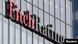 ARCHIVO - Logo de la agencia calificadora de riesgo Fitch Ratings visto en sus oficinas del distrito financiero Canary Wharf, en Londres, Marzo 3, 2016. 