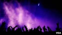 El consumo música grabada cayó 3% durante 2011 en todo el mundo, dejando unos ingresos globales cercanos a los $16.646 millones de dólares. 